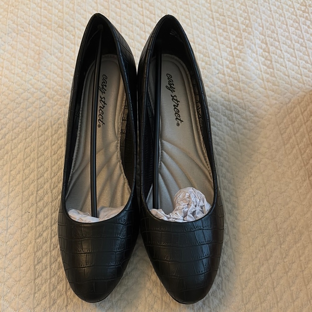 Easy Street Black Croco pumps. Elegant Comfort